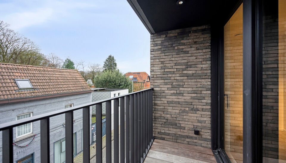 Nieuwbouwappartement met zuidgericht terras in hartje Sint-Denijs-Westrem  
Dit modern nieuwbouwappartement is ideaal gelegen in het centrum van Sint-Denijs-Westrem, in de Sint-Dionysiusstraat, op wandelafstand van winkels, scholen en openbaar vervoer.
 
