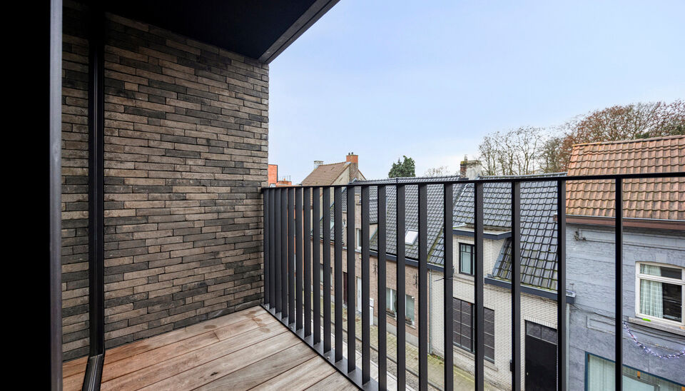 Nieuwbouwappartement met zuidgericht terras in hartje Sint-Denijs-Westrem  
Dit modern nieuwbouwappartement is ideaal gelegen in het centrum van Sint-Denijs-Westrem, in de Sint-Dionysiusstraat, op wandelafstand van winkels, scholen en openbaar vervoer.
 
