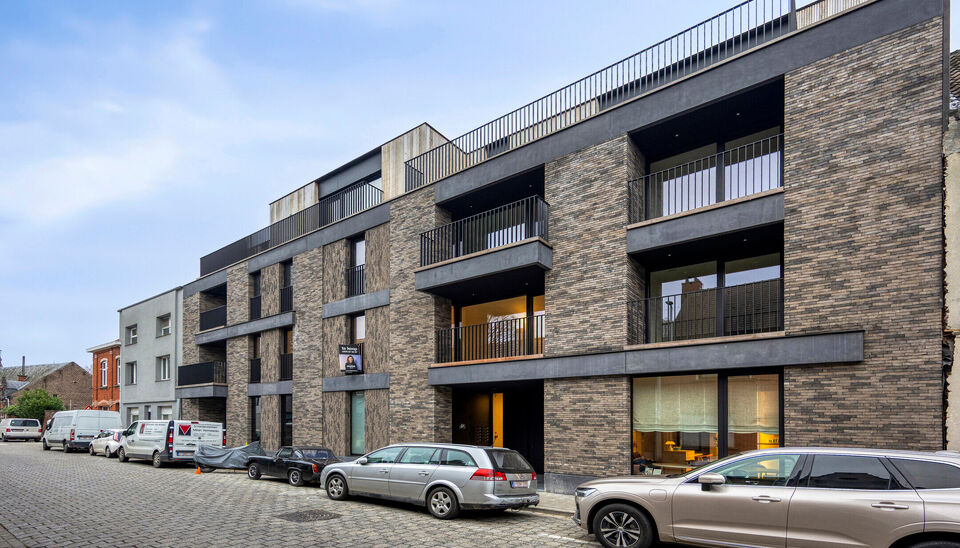 Nieuwbouwappartement met zuidgericht terras in hartje Sint-Denijs-Westrem  
Dit modern nieuwbouwappartement is ideaal gelegen in het centrum van Sint-Denijs-Westrem, in de Sint-Dionysiusstraat, op wandelafstand van winkels, scholen en openbaar vervoer.
 
