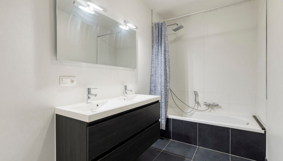 Gelijkvloers appartement met ruim overdekt terras, kelderberging en optionele staanplaats in Ledeberg&nbsp;

In de Jenny Tanghestraat 7 bus 001 te 9050 Ledeberg bevindt zich dit aangename gelijkvloerse appartement dat comfort en functionaliteit perfect combin