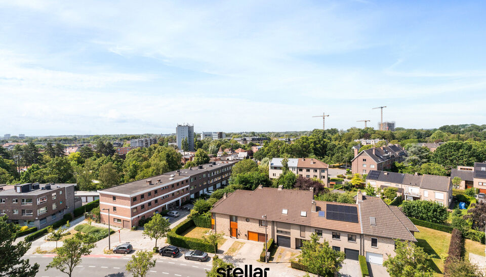 Zeer ruim appartement met 4 slaapkamers en adembenemend zicht &ndash; Gent

Op zoek naar ruimte, comfort &eacute;n uitzicht? Dan mag u dit appartement niet missen!

Gelegen op de zesde verdieping, biedt dit lichtrijke appartement een verrassend mooi zicht over Gent