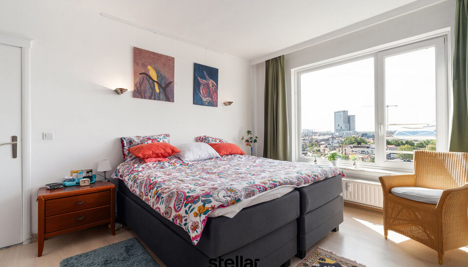 Zeer ruim appartement met 4 slaapkamers en adembenemend zicht &ndash; Gent

Op zoek naar ruimte, comfort &eacute;n uitzicht? Dan mag u dit appartement niet missen!

Gelegen op de zesde verdieping, biedt dit lichtrijke appartement een verrassend mooi zicht over Gent