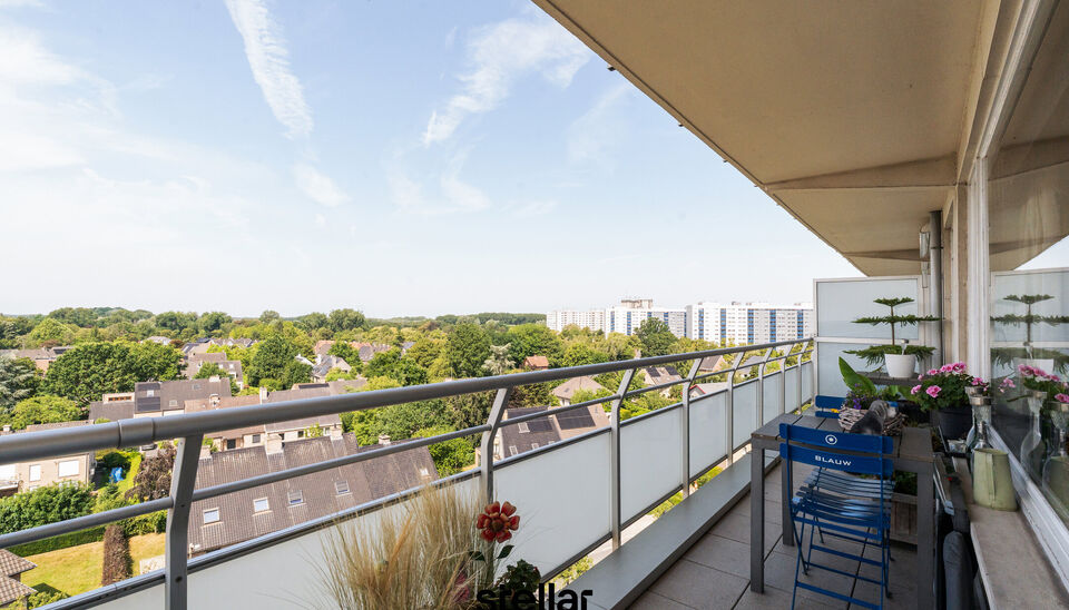 Zeer ruim appartement met 4 slaapkamers en adembenemend zicht &ndash; Gent

Op zoek naar ruimte, comfort &eacute;n uitzicht? Dan mag u dit appartement niet missen!

Gelegen op de zesde verdieping, biedt dit lichtrijke appartement een verrassend mooi zicht over Gent