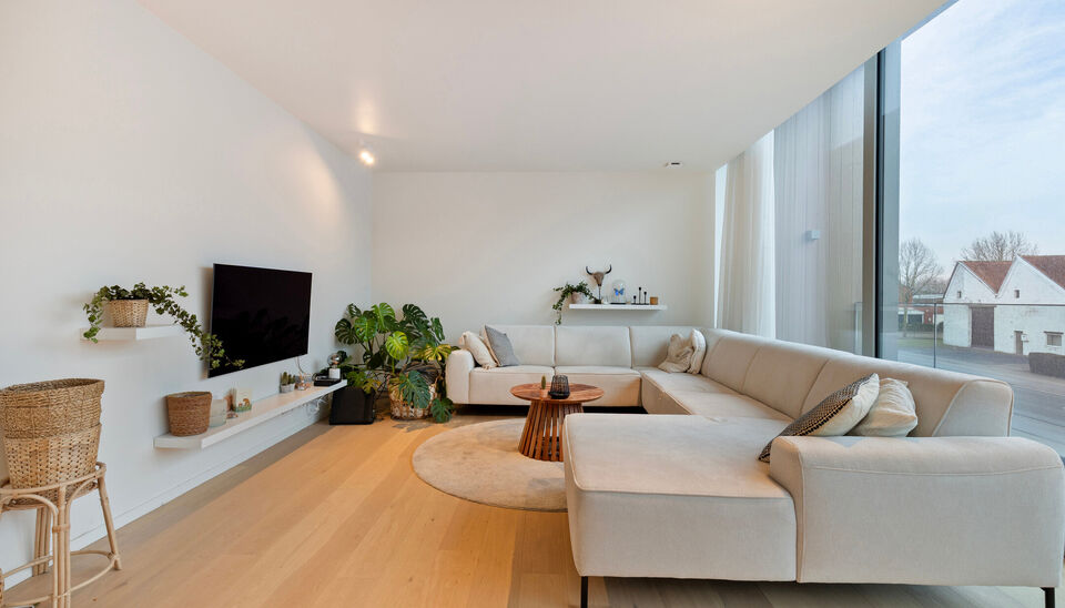 Op een uitstekende ligging in het centrum van Nazareth bevindt zich dit aangename en lichtrijke appartement op de eerste verdieping. Het appartement is bereikbaar via een trap vanaf het gelijkvloers. &nbsp;

Op de verdieping komt u binnen in een ruime leefrui