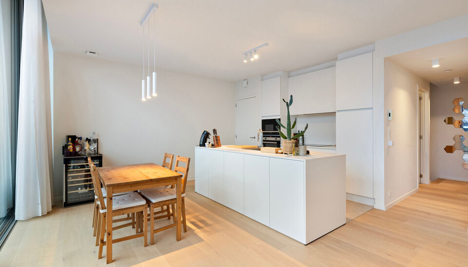 Op een uitstekende ligging in het centrum van Nazareth bevindt zich dit aangename en lichtrijke appartement op de eerste verdieping. Het appartement is bereikbaar via een trap vanaf het gelijkvloers. &nbsp;

Op de verdieping komt u binnen in een ruime leefrui