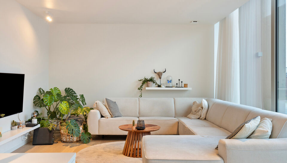 Op een uitstekende ligging in het centrum van Nazareth bevindt zich dit aangename en lichtrijke appartement op de eerste verdieping. Het appartement is bereikbaar via een trap vanaf het gelijkvloers. &nbsp;

Op de verdieping komt u binnen in een ruime leefrui