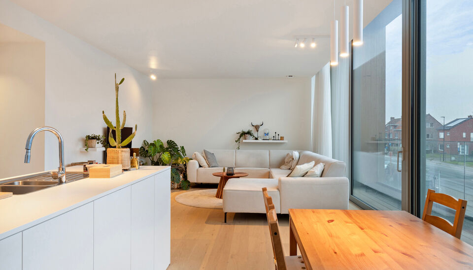 Op een uitstekende ligging in het centrum van Nazareth bevindt zich dit aangename en lichtrijke appartement op de eerste verdieping. Het appartement is bereikbaar via een trap vanaf het gelijkvloers. &nbsp;

Op de verdieping komt u binnen in een ruime leefrui