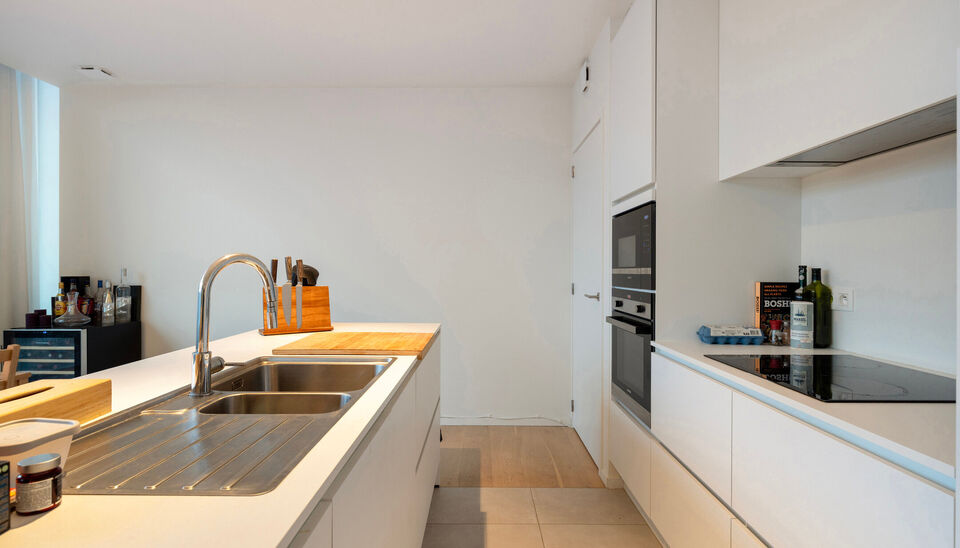 Op een uitstekende ligging in het centrum van Nazareth bevindt zich dit aangename en lichtrijke appartement op de eerste verdieping. Het appartement is bereikbaar via een trap vanaf het gelijkvloers. &nbsp;

Op de verdieping komt u binnen in een ruime leefrui