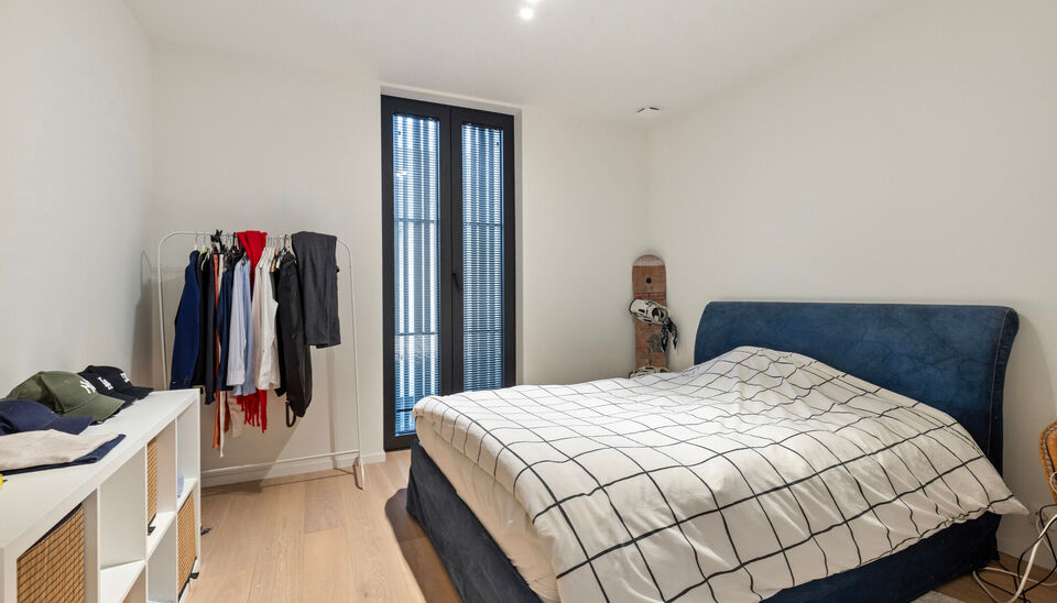 Op een uitstekende ligging in het centrum van Nazareth bevindt zich dit aangename en lichtrijke appartement op de eerste verdieping. Het appartement is bereikbaar via een trap vanaf het gelijkvloers. &nbsp;

Op de verdieping komt u binnen in een ruime leefrui