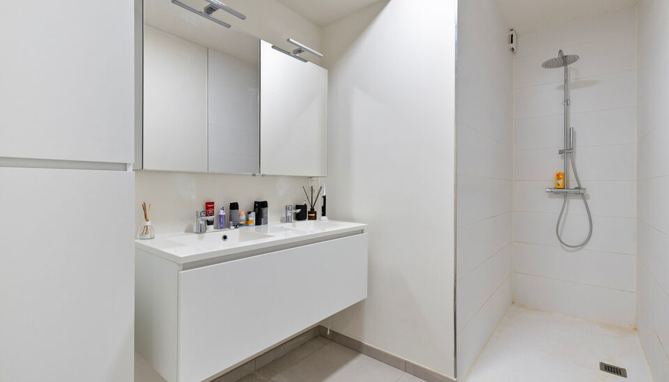 Op een uitstekende ligging in het centrum van Nazareth bevindt zich dit aangename en lichtrijke appartement op de eerste verdieping. Het appartement is bereikbaar via een trap vanaf het gelijkvloers. &nbsp;

Op de verdieping komt u binnen in een ruime leefrui