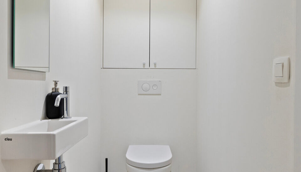 Op een uitstekende ligging in het centrum van Nazareth bevindt zich dit aangename en lichtrijke appartement op de eerste verdieping. Het appartement is bereikbaar via een trap vanaf het gelijkvloers. &nbsp;

Op de verdieping komt u binnen in een ruime leefrui