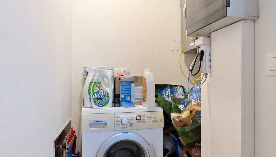 Op een uitstekende ligging in het centrum van Nazareth bevindt zich dit aangename en lichtrijke appartement op de eerste verdieping. Het appartement is bereikbaar via een trap vanaf het gelijkvloers. &nbsp;

Op de verdieping komt u binnen in een ruime leefrui