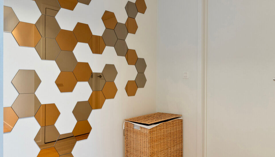 Op een uitstekende ligging in het centrum van Nazareth bevindt zich dit aangename en lichtrijke appartement op de eerste verdieping. Het appartement is bereikbaar via een trap vanaf het gelijkvloers. &nbsp;

Op de verdieping komt u binnen in een ruime leefrui