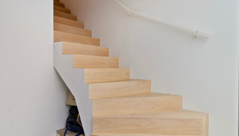 Op een uitstekende ligging in het centrum van Nazareth bevindt zich dit aangename en lichtrijke appartement op de eerste verdieping. Het appartement is bereikbaar via een trap vanaf het gelijkvloers. &nbsp;

Op de verdieping komt u binnen in een ruime leefrui