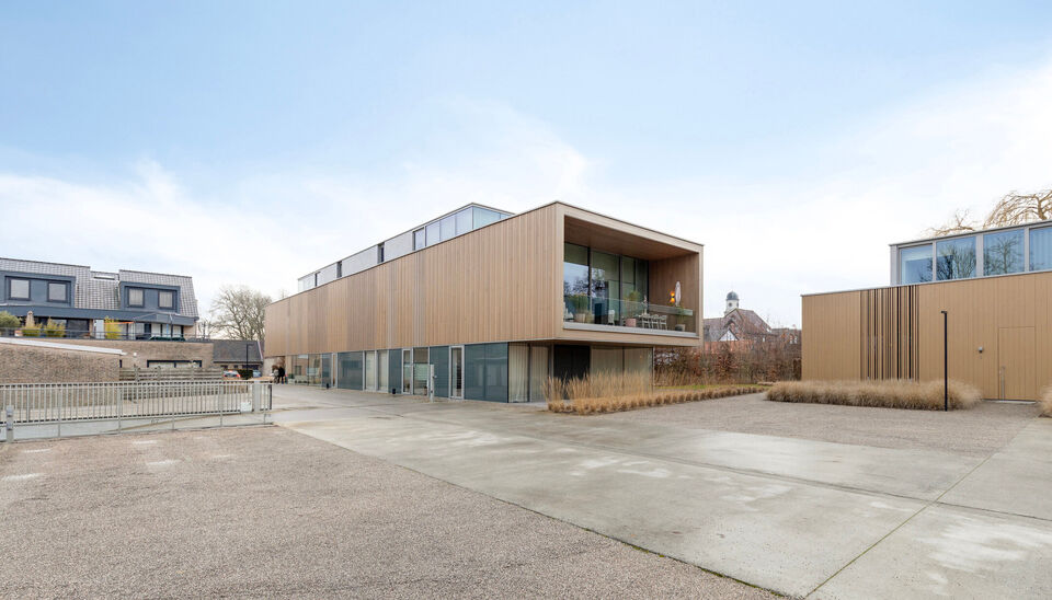 Op een uitstekende ligging in het centrum van Nazareth bevindt zich dit aangename en lichtrijke appartement op de eerste verdieping. Het appartement is bereikbaar via een trap vanaf het gelijkvloers. &nbsp;

Op de verdieping komt u binnen in een ruime leefrui