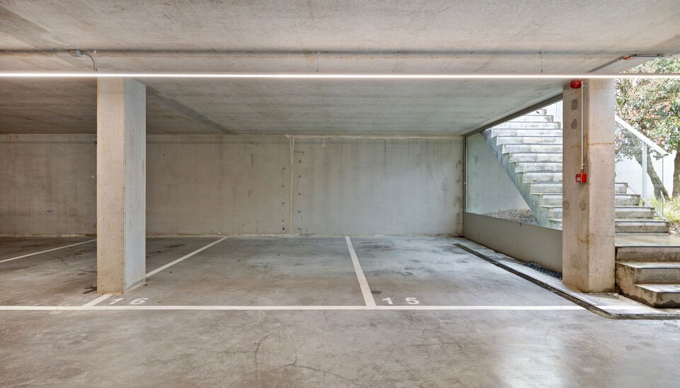 Op een uitstekende ligging in het centrum van Nazareth bevindt zich dit aangename en lichtrijke appartement op de eerste verdieping. Het appartement is bereikbaar via een trap vanaf het gelijkvloers. &nbsp;

Op de verdieping komt u binnen in een ruime leefrui