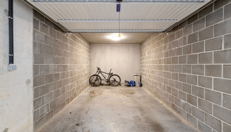 Op een uitstekende ligging in het centrum van Nazareth bevindt zich dit aangename en lichtrijke appartement op de eerste verdieping. Het appartement is bereikbaar via een trap vanaf het gelijkvloers. &nbsp;

Op de verdieping komt u binnen in een ruime leefrui