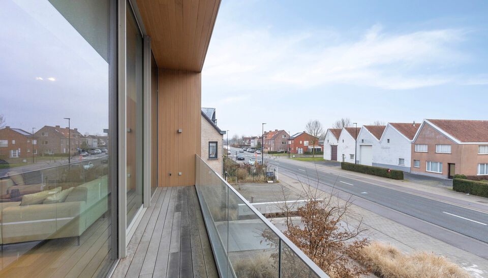 Op een uitstekende ligging in het centrum van Nazareth bevindt zich dit aangename en lichtrijke appartement op de eerste verdieping. Het appartement is bereikbaar via een trap vanaf het gelijkvloers. &nbsp;

Op de verdieping komt u binnen in een ruime leefrui