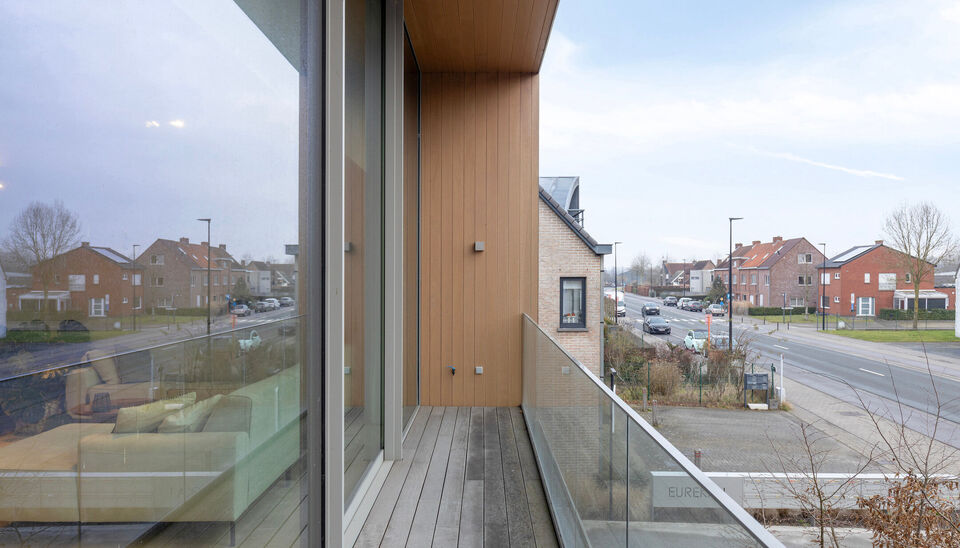 Op een uitstekende ligging in het centrum van Nazareth bevindt zich dit aangename en lichtrijke appartement op de eerste verdieping. Het appartement is bereikbaar via een trap vanaf het gelijkvloers. &nbsp;

Op de verdieping komt u binnen in een ruime leefrui