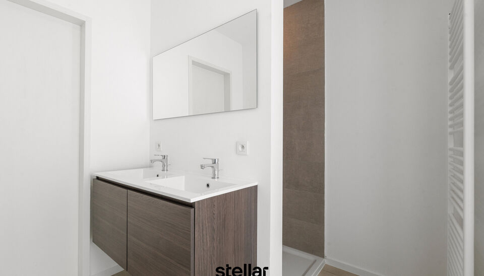 Ruim 1-slaapkamerappartement met terras in Ename

Op zoek naar een ruim en comfortabel appartement op een aangename locatie? Dit verzorgde 1-slaapkamerappartement in Ename biedt een mooie combinatie van ruimte, comfort en een praktische indeling.

Het app