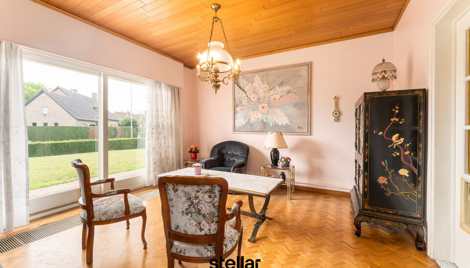 Rustig gelegen bungalow op een perceel van ca. 1.075 m&sup2; nabij het centrum van Eke  

Op zoek naar een bungalow met veel potentieel op een uitstekende locatie? Dan is deze woning beslist een bezoek waard!  

Gelegen in een rustige straat, op korte afstand