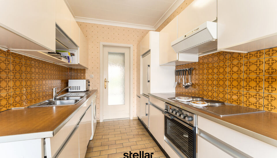 Rustig gelegen bungalow op een perceel van ca. 1.075 m&sup2; nabij het centrum van Eke  

Op zoek naar een bungalow met veel potentieel op een uitstekende locatie? Dan is deze woning beslist een bezoek waard!  

Gelegen in een rustige straat, op korte afstand