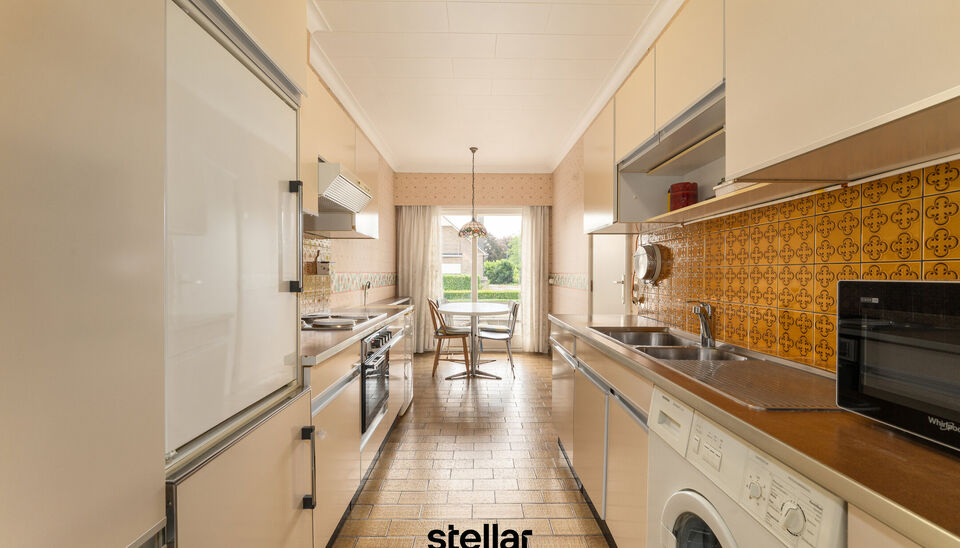 Rustig gelegen bungalow op een perceel van ca. 1.075 m&sup2; nabij het centrum van Eke  

Op zoek naar een bungalow met veel potentieel op een uitstekende locatie? Dan is deze woning beslist een bezoek waard!  

Gelegen in een rustige straat, op korte afstand