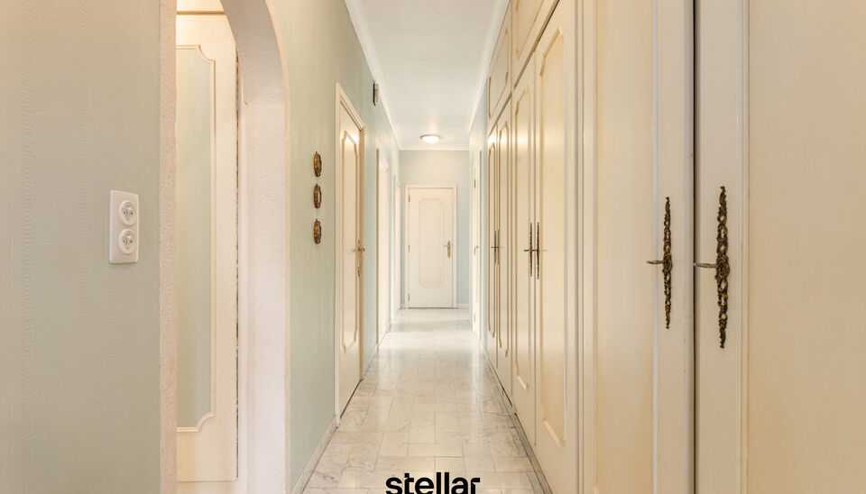 Rustig gelegen bungalow op een perceel van ca. 1.075 m&sup2; nabij het centrum van Eke  

Op zoek naar een bungalow met veel potentieel op een uitstekende locatie? Dan is deze woning beslist een bezoek waard!  

Gelegen in een rustige straat, op korte afstand