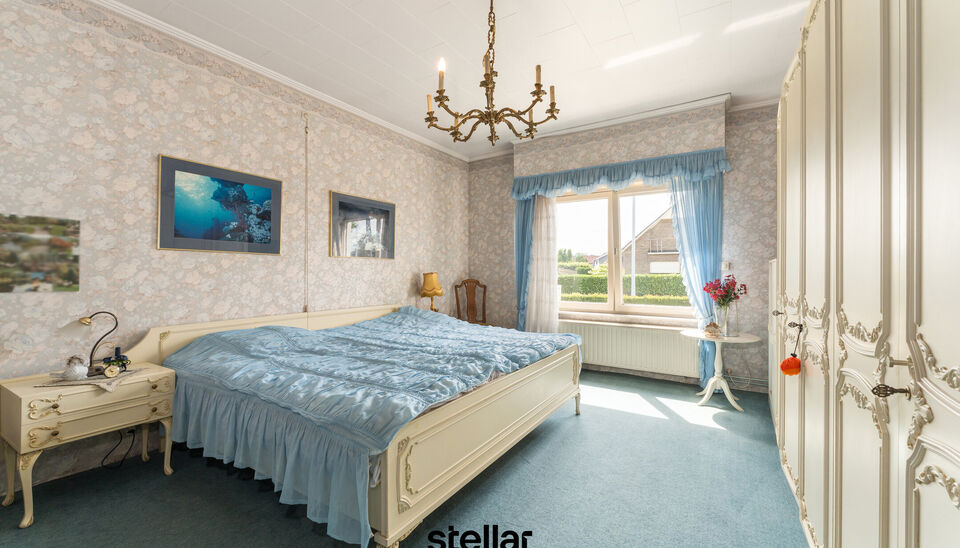 Rustig gelegen bungalow op een perceel van ca. 1.075 m&sup2; nabij het centrum van Eke  

Op zoek naar een bungalow met veel potentieel op een uitstekende locatie? Dan is deze woning beslist een bezoek waard!  

Gelegen in een rustige straat, op korte afstand