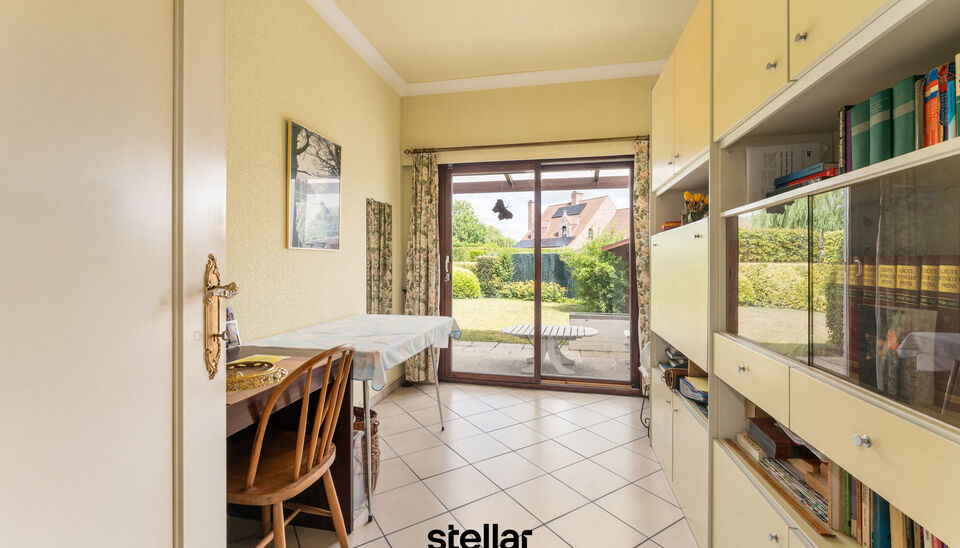 Rustig gelegen bungalow op een perceel van ca. 1.075 m&sup2; nabij het centrum van Eke  

Op zoek naar een bungalow met veel potentieel op een uitstekende locatie? Dan is deze woning beslist een bezoek waard!  

Gelegen in een rustige straat, op korte afstand