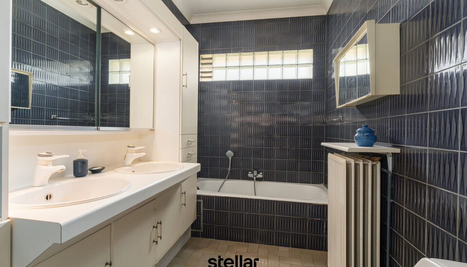 Rustig gelegen bungalow op een perceel van ca. 1.075 m&sup2; nabij het centrum van Eke  

Op zoek naar een bungalow met veel potentieel op een uitstekende locatie? Dan is deze woning beslist een bezoek waard!  

Gelegen in een rustige straat, op korte afstand