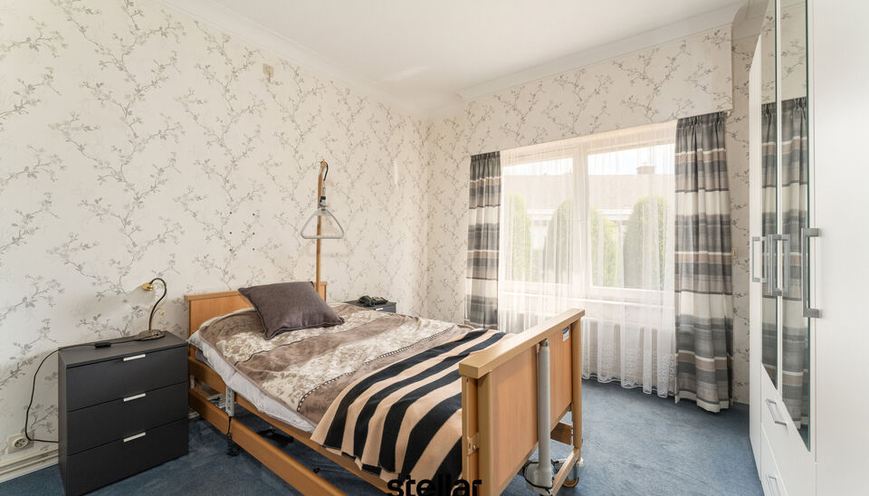Rustig gelegen bungalow op een perceel van ca. 1.075 m&sup2; nabij het centrum van Eke  

Op zoek naar een bungalow met veel potentieel op een uitstekende locatie? Dan is deze woning beslist een bezoek waard!  

Gelegen in een rustige straat, op korte afstand