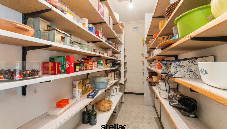 Rustig gelegen bungalow op een perceel van ca. 1.075 m&sup2; nabij het centrum van Eke  

Op zoek naar een bungalow met veel potentieel op een uitstekende locatie? Dan is deze woning beslist een bezoek waard!  

Gelegen in een rustige straat, op korte afstand