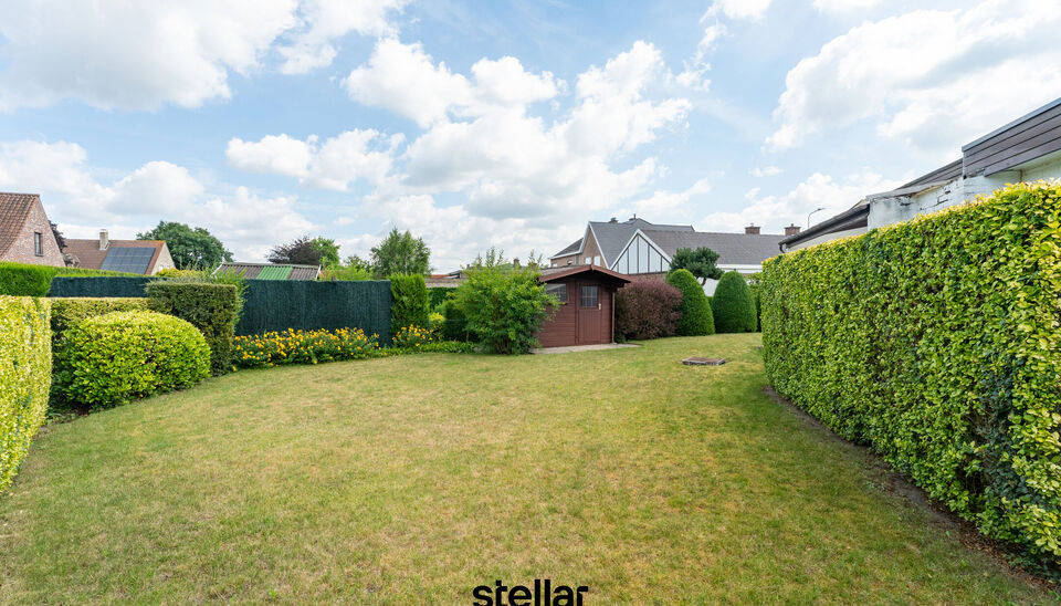Rustig gelegen bungalow op een perceel van ca. 1.075 m&sup2; nabij het centrum van Eke  

Op zoek naar een bungalow met veel potentieel op een uitstekende locatie? Dan is deze woning beslist een bezoek waard!  

Gelegen in een rustige straat, op korte afstand