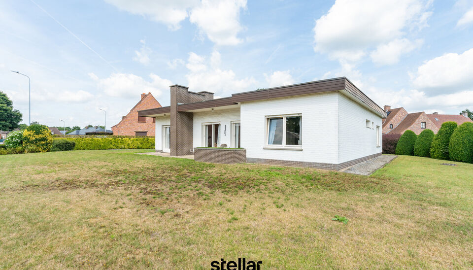 Rustig gelegen bungalow op een perceel van ca. 1.075 m&sup2; nabij het centrum van Eke  

Op zoek naar een bungalow met veel potentieel op een uitstekende locatie? Dan is deze woning beslist een bezoek waard!  

Gelegen in een rustige straat, op korte afstand