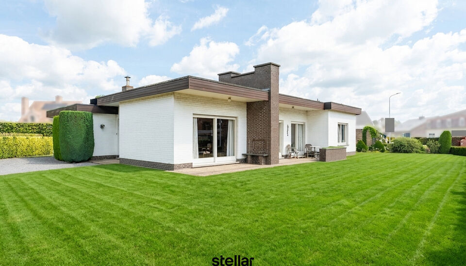 Rustig gelegen bungalow op een perceel van ca. 1.075 m&sup2; nabij het centrum van Eke  

Op zoek naar een bungalow met veel potentieel op een uitstekende locatie? Dan is deze woning beslist een bezoek waard!  

Gelegen in een rustige straat, op korte afstand