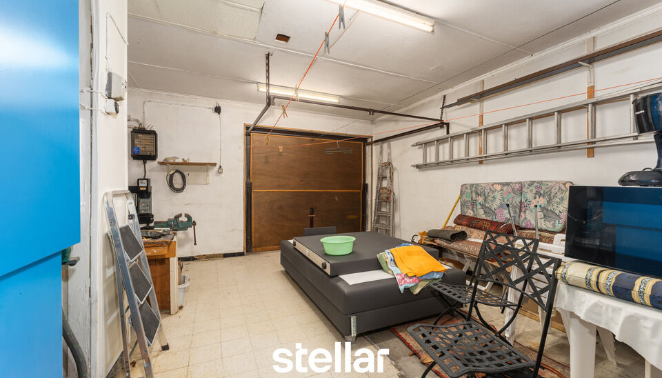 Rustig gelegen bungalow op een perceel van ca. 1.075 m&sup2; nabij het centrum van Eke  

Op zoek naar een bungalow met veel potentieel op een uitstekende locatie? Dan is deze woning beslist een bezoek waard!  

Gelegen in een rustige straat, op korte afstand