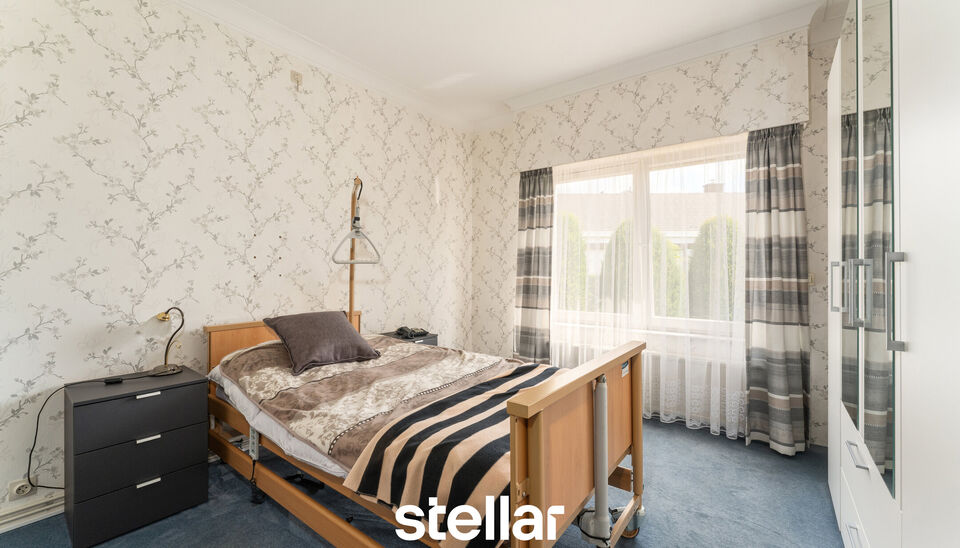 Rustig gelegen bungalow op een perceel van ca. 1.075 m&sup2; nabij het centrum van Eke  

Op zoek naar een bungalow met veel potentieel op een uitstekende locatie? Dan is deze woning beslist een bezoek waard!  

Gelegen in een rustige straat, op korte afstand
