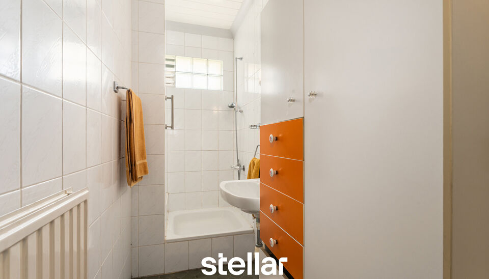 Rustig gelegen bungalow op een perceel van ca. 1.075 m&sup2; nabij het centrum van Eke  

Op zoek naar een bungalow met veel potentieel op een uitstekende locatie? Dan is deze woning beslist een bezoek waard!  

Gelegen in een rustige straat, op korte afstand