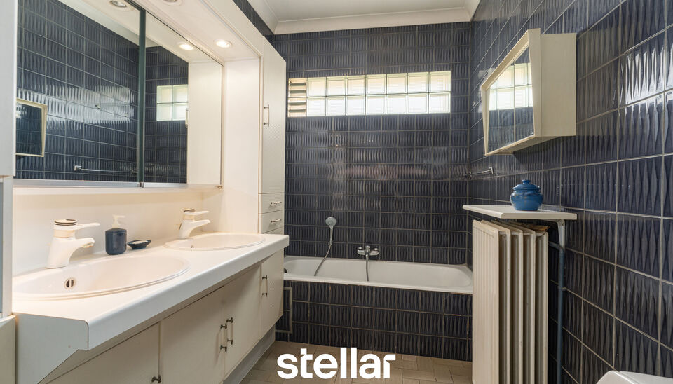 Rustig gelegen bungalow op een perceel van ca. 1.075 m&sup2; nabij het centrum van Eke  

Op zoek naar een bungalow met veel potentieel op een uitstekende locatie? Dan is deze woning beslist een bezoek waard!  

Gelegen in een rustige straat, op korte afstand