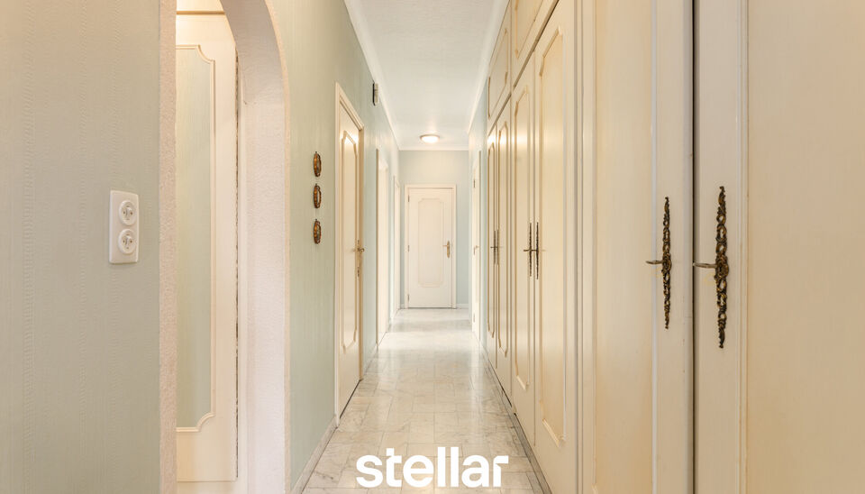 Rustig gelegen bungalow op een perceel van ca. 1.075 m&sup2; nabij het centrum van Eke  

Op zoek naar een bungalow met veel potentieel op een uitstekende locatie? Dan is deze woning beslist een bezoek waard!  

Gelegen in een rustige straat, op korte afstand