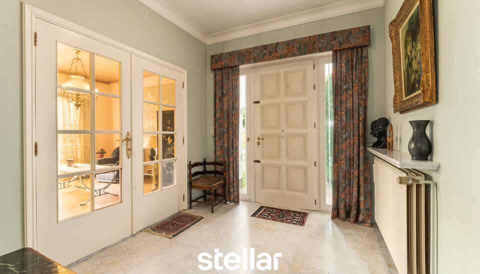 Rustig gelegen bungalow op een perceel van ca. 1.075 m&sup2; nabij het centrum van Eke  

Op zoek naar een bungalow met veel potentieel op een uitstekende locatie? Dan is deze woning beslist een bezoek waard!  

Gelegen in een rustige straat, op korte afstand