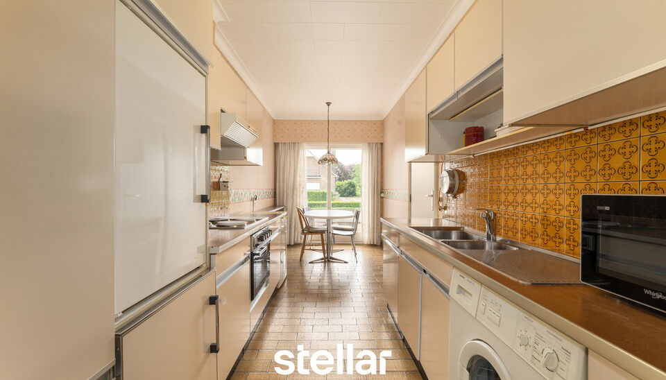 Rustig gelegen bungalow op een perceel van ca. 1.075 m&sup2; nabij het centrum van Eke  

Op zoek naar een bungalow met veel potentieel op een uitstekende locatie? Dan is deze woning beslist een bezoek waard!  

Gelegen in een rustige straat, op korte afstand