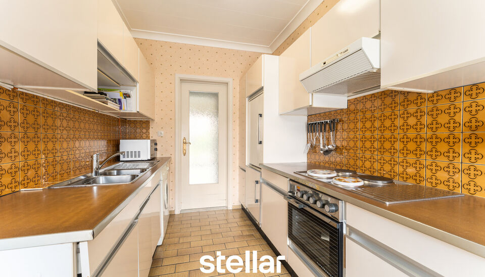 Rustig gelegen bungalow op een perceel van ca. 1.075 m&sup2; nabij het centrum van Eke  

Op zoek naar een bungalow met veel potentieel op een uitstekende locatie? Dan is deze woning beslist een bezoek waard!  

Gelegen in een rustige straat, op korte afstand