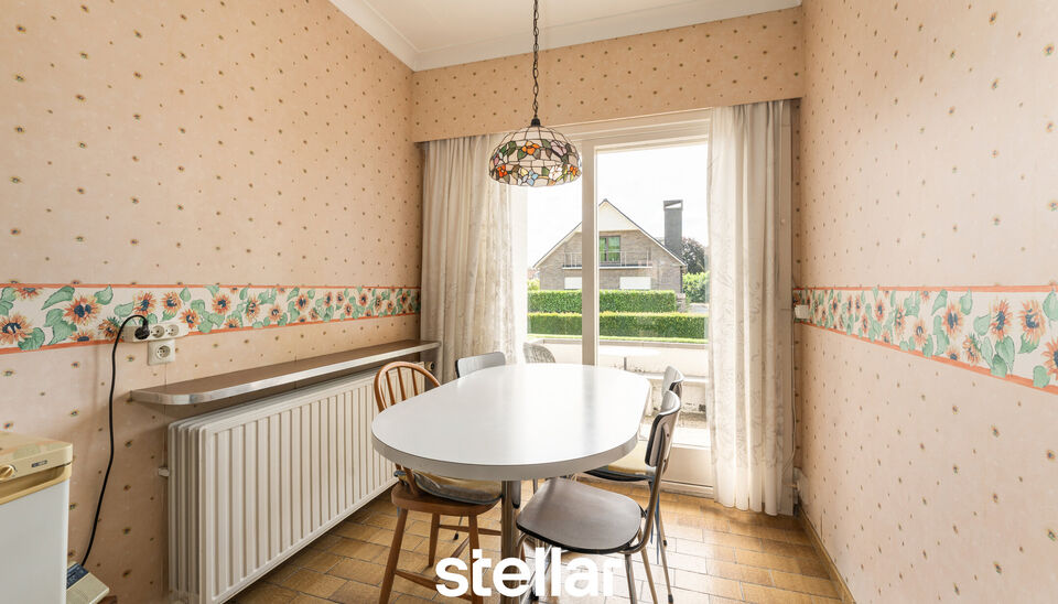 Rustig gelegen bungalow op een perceel van ca. 1.075 m&sup2; nabij het centrum van Eke  

Op zoek naar een bungalow met veel potentieel op een uitstekende locatie? Dan is deze woning beslist een bezoek waard!  

Gelegen in een rustige straat, op korte afstand