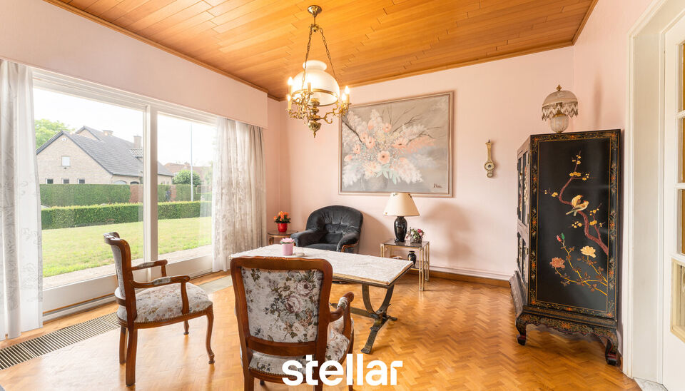 Rustig gelegen bungalow op een perceel van ca. 1.075 m&sup2; nabij het centrum van Eke  

Op zoek naar een bungalow met veel potentieel op een uitstekende locatie? Dan is deze woning beslist een bezoek waard!  

Gelegen in een rustige straat, op korte afstand