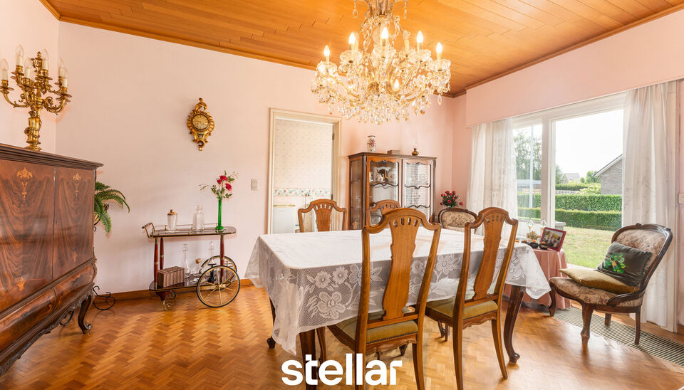 Rustig gelegen bungalow op een perceel van ca. 1.075 m&sup2; nabij het centrum van Eke  

Op zoek naar een bungalow met veel potentieel op een uitstekende locatie? Dan is deze woning beslist een bezoek waard!  

Gelegen in een rustige straat, op korte afstand