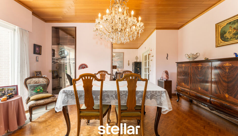Rustig gelegen bungalow op een perceel van ca. 1.075 m&sup2; nabij het centrum van Eke  

Op zoek naar een bungalow met veel potentieel op een uitstekende locatie? Dan is deze woning beslist een bezoek waard!  

Gelegen in een rustige straat, op korte afstand