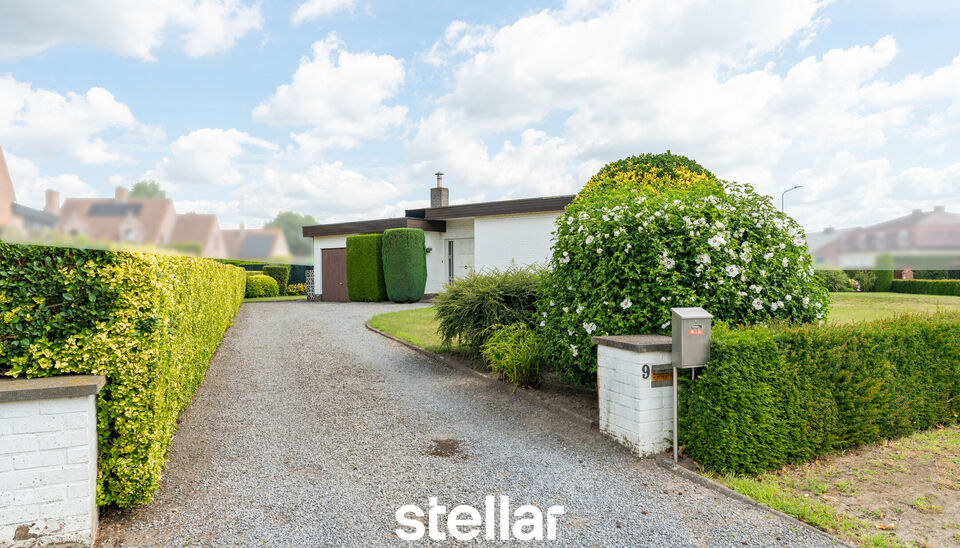 Rustig gelegen bungalow op een perceel van ca. 1.075 m&sup2; nabij het centrum van Eke  

Op zoek naar een bungalow met veel potentieel op een uitstekende locatie? Dan is deze woning beslist een bezoek waard!  

Gelegen in een rustige straat, op korte afstand