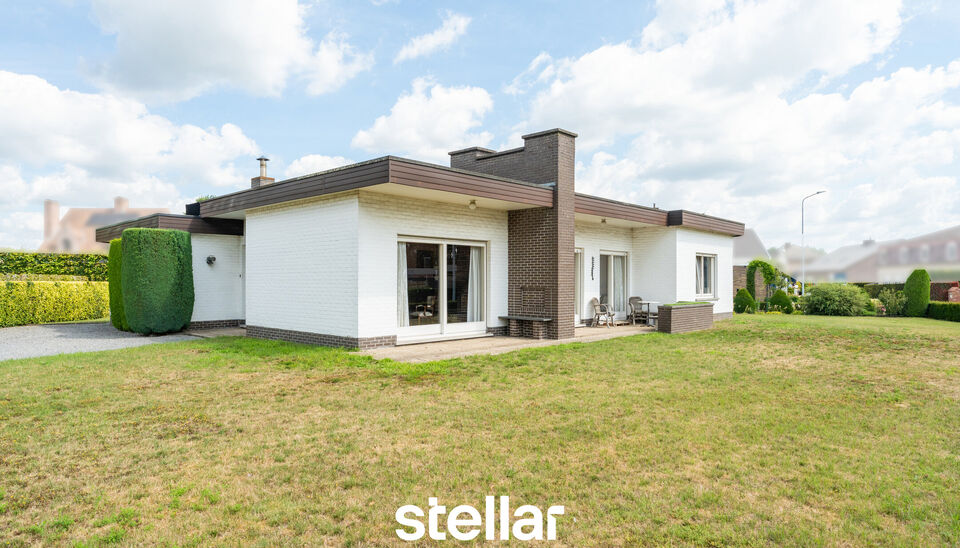 Rustig gelegen bungalow op een perceel van ca. 1.075 m&sup2; nabij het centrum van Eke  

Op zoek naar een bungalow met veel potentieel op een uitstekende locatie? Dan is deze woning beslist een bezoek waard!  

Gelegen in een rustige straat, op korte afstand